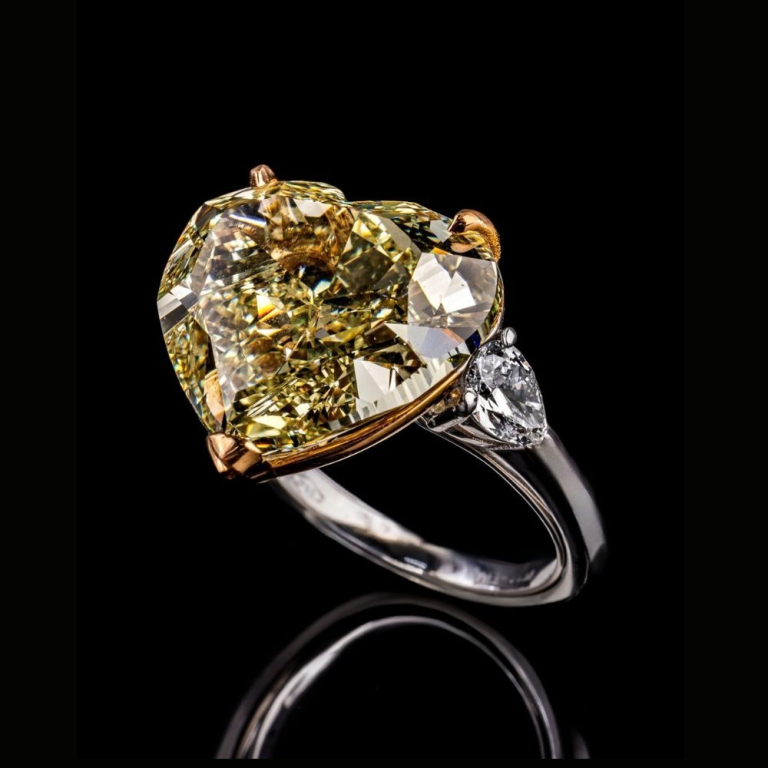 Anello Cuore Fancy in oro bianco e giallo 18 kt con diamante Fancy Yellow taglio cuore
